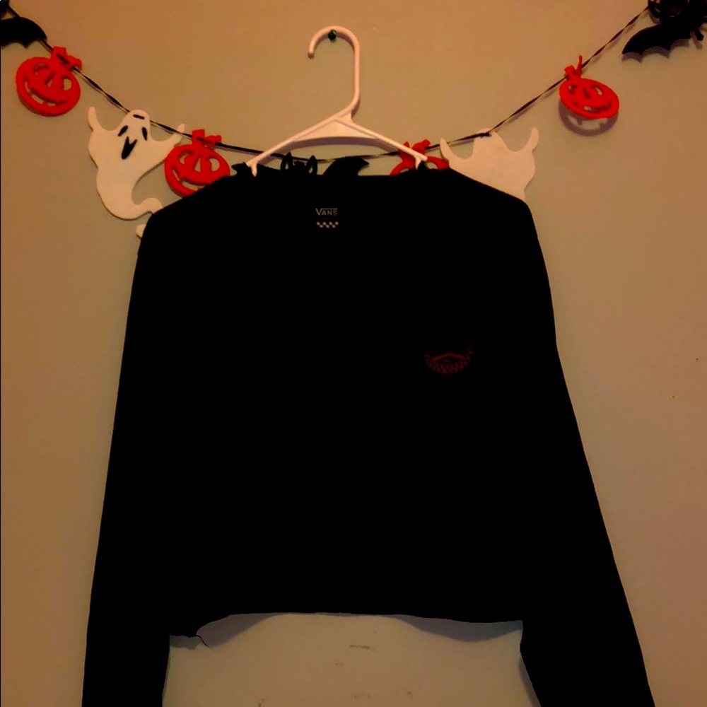 I’m selling a vans long sleeve crop top!